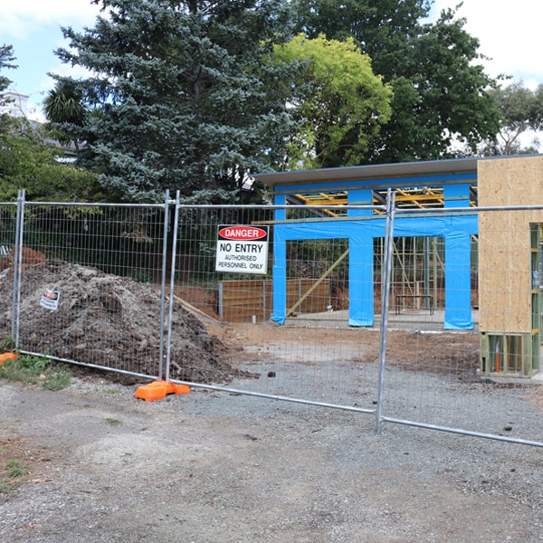 do you deliver and install temporary fencing and what's the price for these services in Bandon